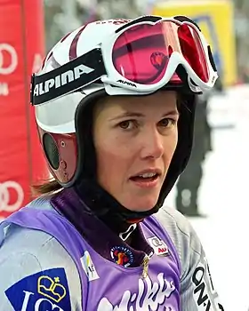 photo-portrait d'une skieuse équipée d'un casque et de lunettes de ski.