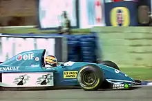 Photo de côté droit d'une monoplace bleue et blanche en piste