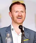 Portait en conférence de presse, en train de parler