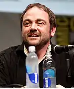 Mark Sheppard interprète Crowley.