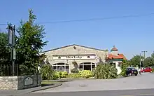 Façade en pierre du Marr Lodge, entouré de plantes