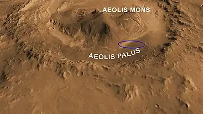 La zone d'atterrissage dans le cratère de Gale est une ellipse (20 × 8 km) située dans une zone de plaine baptisée Aeolis Palus au pied du pic central Aeolis Mons qui culmine à 5 km au-dessus du plancher du cratère.