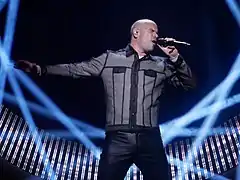 Martin Stenmarck interprétant Låt skiten brinna