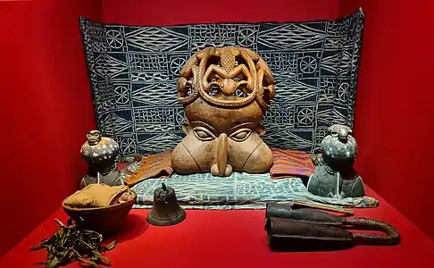 Masque Tukah et ses attributs.