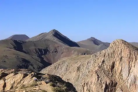 Pic de l'Estanyó vu depuis le pic de Casamanya. La différence de nature des roches entre les deux pics est bien visible.