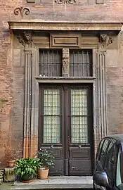 Cette porte de la cour de l'hôtel de Massas est en réalité une fenêtre du dernier quart du XVIe siècle transformée en porte au XIXe siècle.