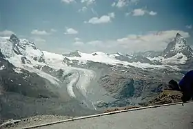 Vue des deux langues du glacier du Théodule entre le Cervin à droite et le Breithorn à gauche depuis le terminus du chemin de fer du Gornergrat au nord-est.