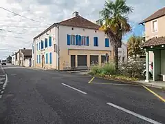 La D 835, dans le centre-ville de Maubourguet (avenue des Pyrénées), en direction de Tarbes.