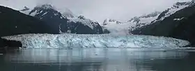 Vue du front glaciaire du glacier Meares plongeant dans la baie Unakwik.