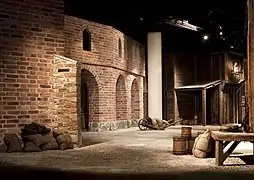 La place entourée de bâtiments