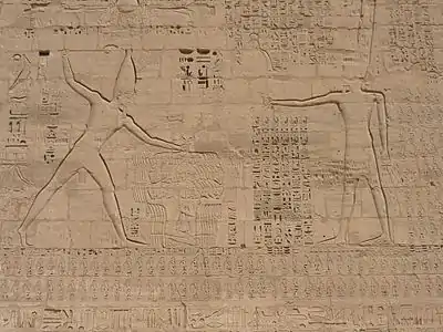 scène de combat, un homme porte un coup de massue à un autre homme à terre