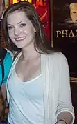 Meghann Fahy interprète Sutton.