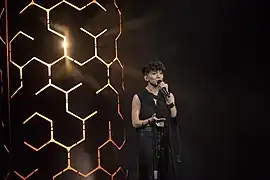 Melanie Wehbe interprétant For The Show.