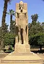 Statue colossale de Ramsès II offerte à l'adoration de la foule, des soldats en particulier. Memphis