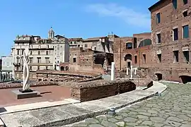 Passage de la voie romaine via Biberatica (it) au dessus de l’hémicycle