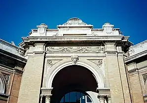 Entrée du marché couvert.
