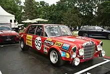 Photo d'une réplique Mercedes-Benz 300 SEL 6,8 AMG vue de trois-quarts avant.