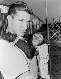 Le chimpanzé Enos avec son soigneur en 1961.