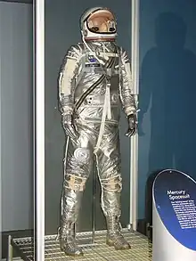 Une combinaison spatiale argentée dans une exposition.