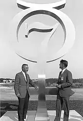 Virgil Grissom et Walter Schirra devant le monument en 1964.