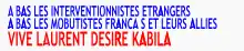 Une pancarte sur laquelle est écrit A BAS LES INTERVENTIONNISTES ETRANGERS, A BAS LES MOBUTISTES FRANCAIS ET LEUR ALLIES, VIVE LAURENT DESIRE KABILA