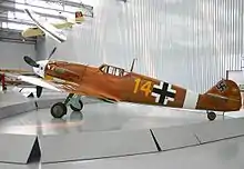 Avion restauré exposé dans un musée.