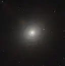M105 dans le visible par le télescope spatial Hubble.