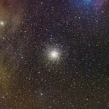 Photo réalisée par un astronome amateur. La lueur bleue dans le coin supérieur gauche est l'amas globulaire NGC 6144.