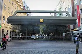 Édicule d'accès à la station.