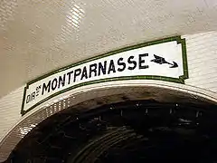 Tympan de la station avec indicateur de direction en faïence.