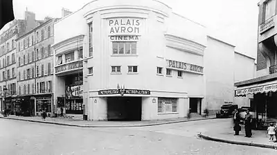 Le cinéma Palais d'Avron et l'entrée du métro à la station Buzenval vers 1930.