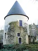 La tour Camoufle, datant du XVe siècle, marque le début de l’avenue.