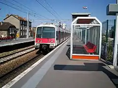 Rame MI 79 arrivant sur le quai pour Robinson ouSaint-Rémy-lès-Chevreuse.