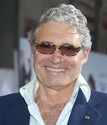 Michael Nouri interprète M. Roberts, le père de Summer.