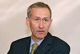 Portrait d'un homme caucasien en costume et cravate.