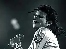 Michael Jackson, premier vendeur de disques au monde avec environ 1 milliard de disques vendus (carrière solo + Jackson Five), album le plus vendu au monde avec Thriller environ 100 millions de copies, premier artiste Afro-Américain à passer sur la chaîne MTV, premier artiste Afro-Américain le plus récompensé de l'histoire de la musique, élu artiste du millénaire en 2000.
