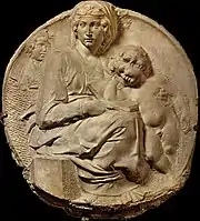 Tondo en pierre d'une femme et deux enfants