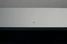 Le microphone sur le montant supérieur.