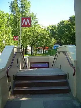 Une bouche d'accès à la station.