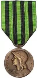 Médaille commémorative de la guerre 1870-1871. Médaille en bronze, portant au revers « Aux défenseurs de la Patrie » et le millésime "1870-1871".