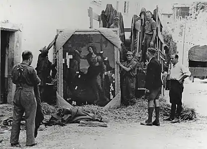 Des militaires allemands prelevent Pallade et le Centauro (Botticelli) de la villa Bossi-Pucci (Florence, archives du musée de Casa Siverio).