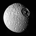 Image de Mimas, lune de Saturne, prise par la sonde Cassini le 1er août 2005 à une distance d'environ 189 410 kilomètres. Cette lune abriterait sous sa couche de glace soit un océan géant interne, soit un noyau de roche de forme allongé.