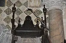 Vue centrée sur le dossier et les pinacles du minbar.