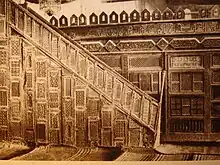 Ancienne carte postale du minbar et de la maqsura. L'état de la chaire, en forme d'escalier, est antérieur à sa restauration au début du vingtième siècle.