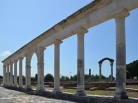 Colonnades avec accès au macellum.