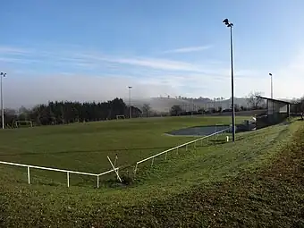 Terrain de football situé au sud-ouest du bourg.