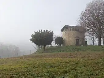 Ancien moulin par une matinée de brouillard.