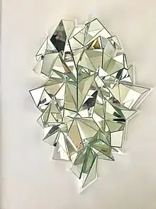 Réflexion sur le pli et la déformation des matériaux rigides.