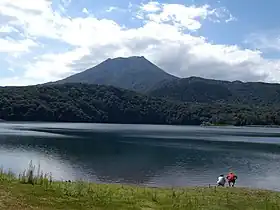 Vue du Takachihonomine dominant le lac Miike.