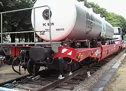 Wagon Modalohr à châssis pivotant pour permettre l'accès de la semi-remorque.